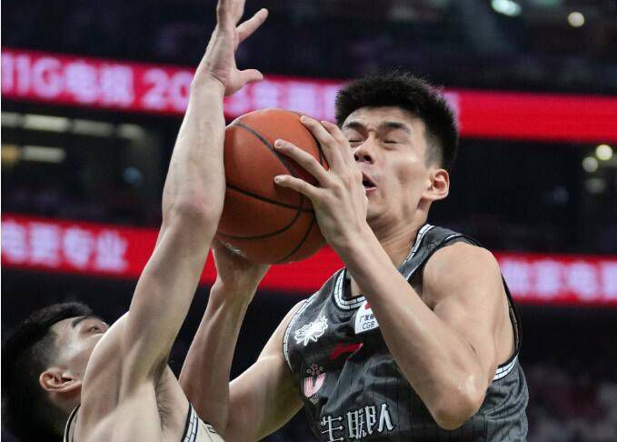 詹姆斯末节场均9.8分联盟第一 命中率竟高达64.4%正负值+85昨日NBA常规赛，湖人101-104不敌独行侠。